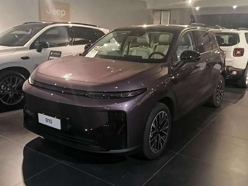 Nuova Leapmotor B10 160 kW (218 CV) 2026 Hawaii con tetto nero SUV