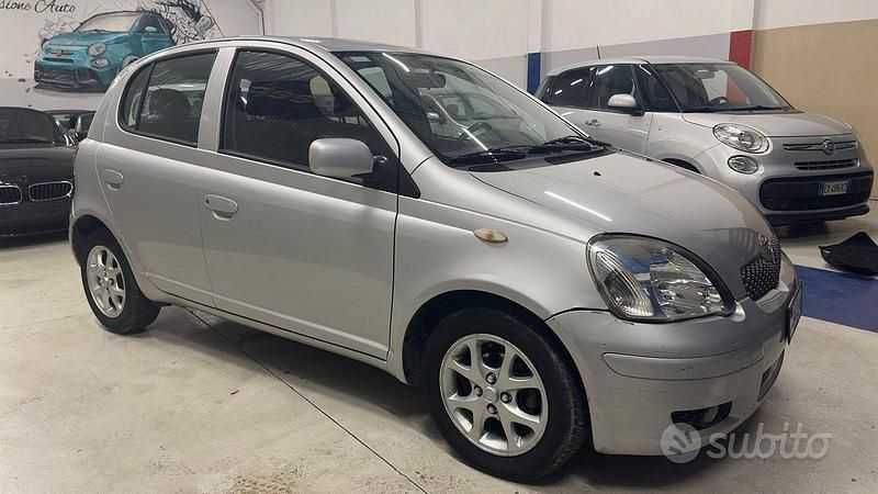Usata Toyota Yaris 87 CV (63 kW) 2005 Grigio Utilitaria