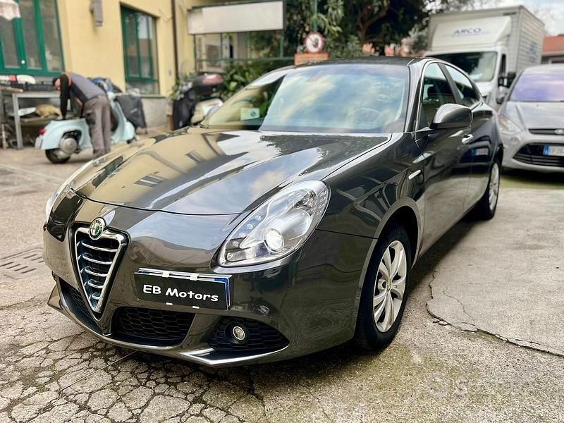 Grigio Usata 2011 Alfa Romeo Giulietta Distinctive Tre volumi | 8900 € (Cara) - Immagine 1/4