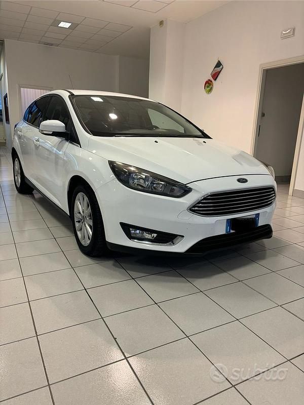 Usata Ford Focus Titanium 120 CV (88 kW) 2017 Beige Berlina