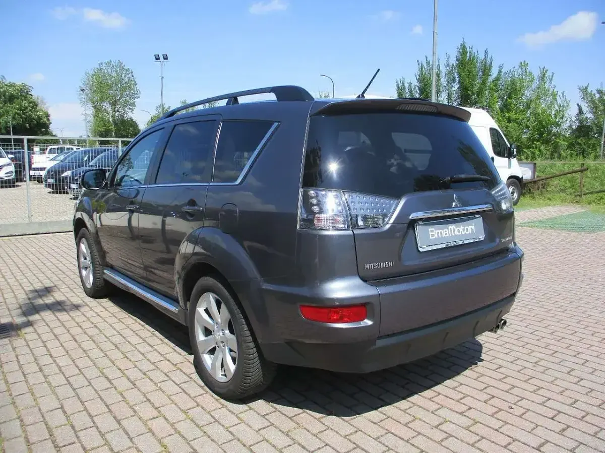 Usata Mitsubishi Outlander Instyle 156 CV (114 kW) 2011 Grigio SUV
