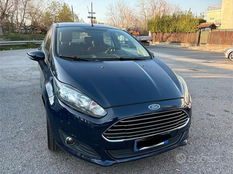 Usata Ford Fiesta 92 CV (67 kW) 2014 Blu Berlina