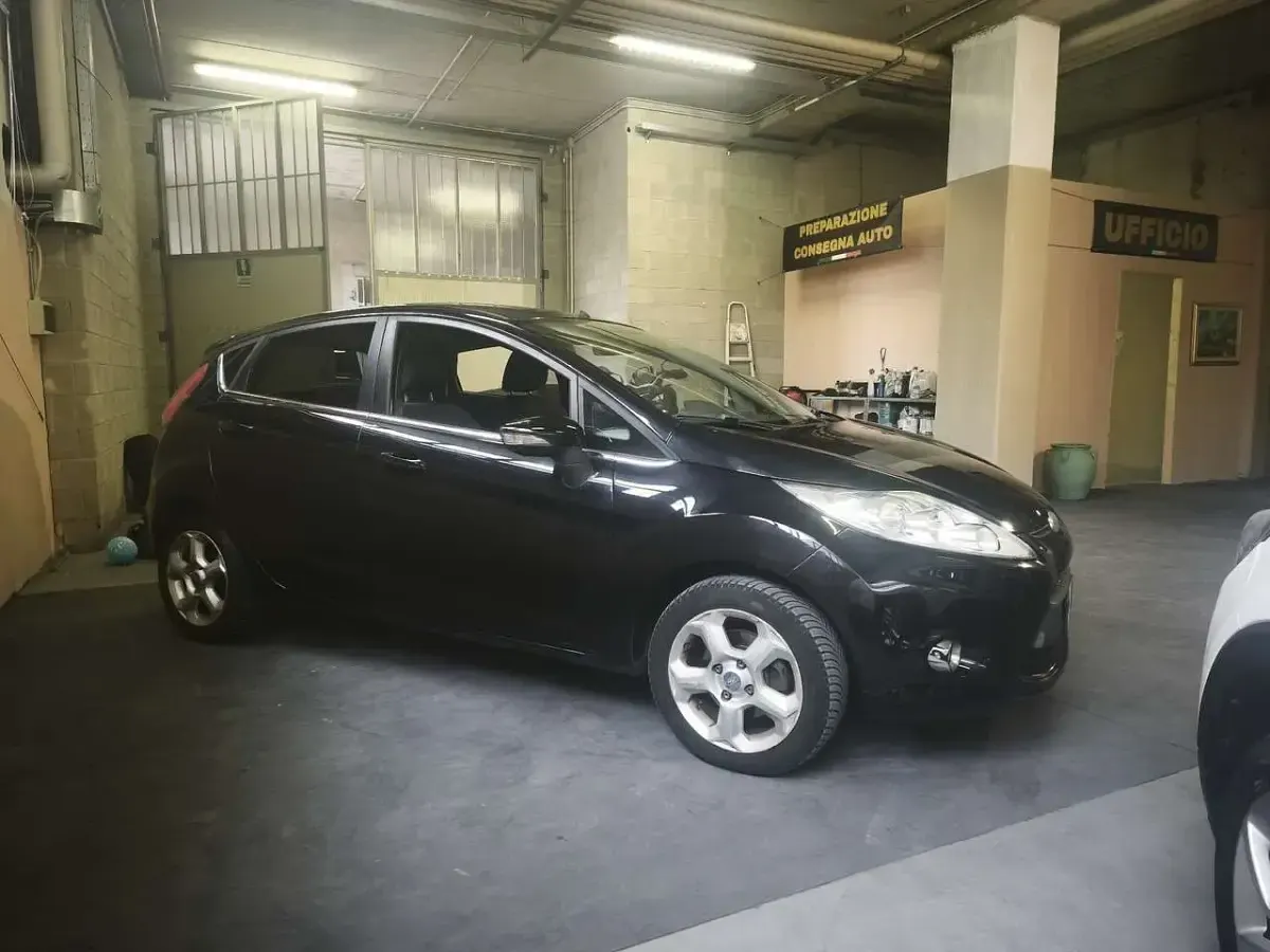 Usata Ford Fiesta Titanium 79 CV (58 kW) 2011 Nero Berlina