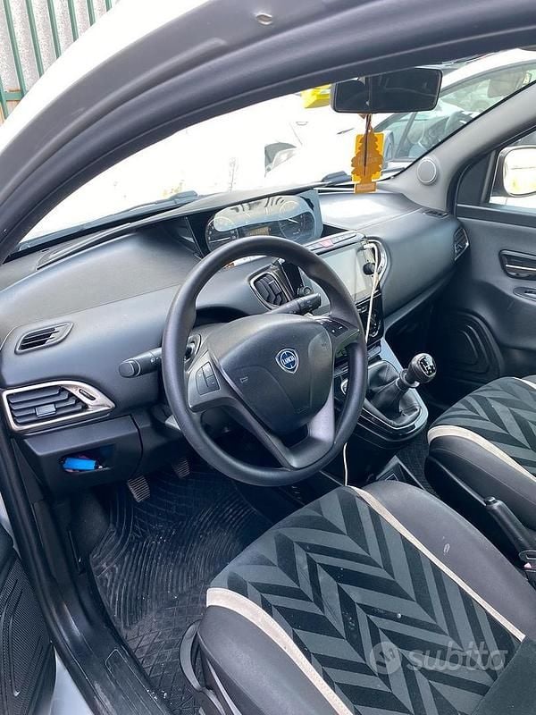 Usata Lancia Ypsilon 69 CV (50 kW) 2017 Grigio Utilitaria