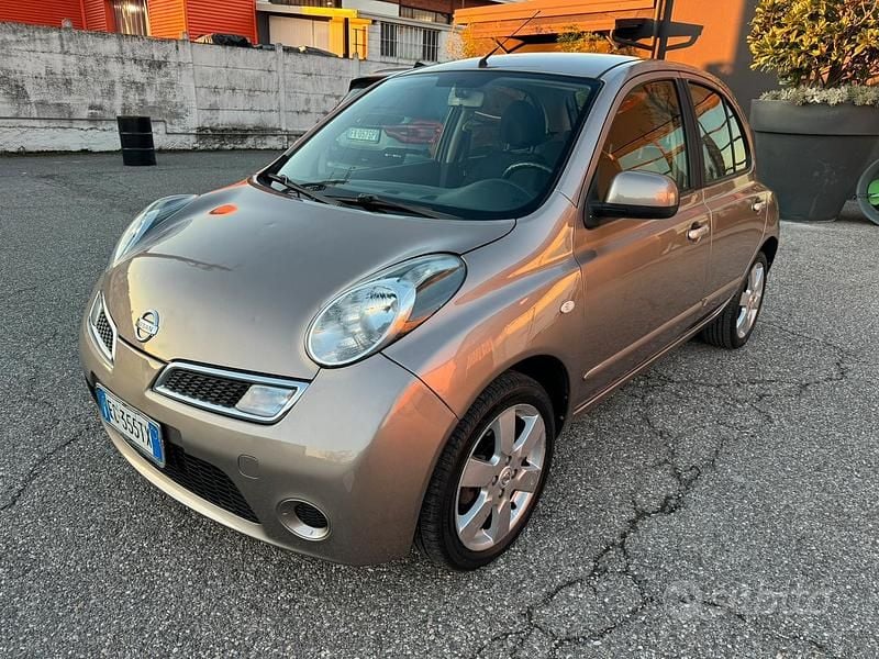 Grigio Usata 2010 Nissan Micra Tre volumi | 3900 € (Buon prezzo) - Immagine 1/4