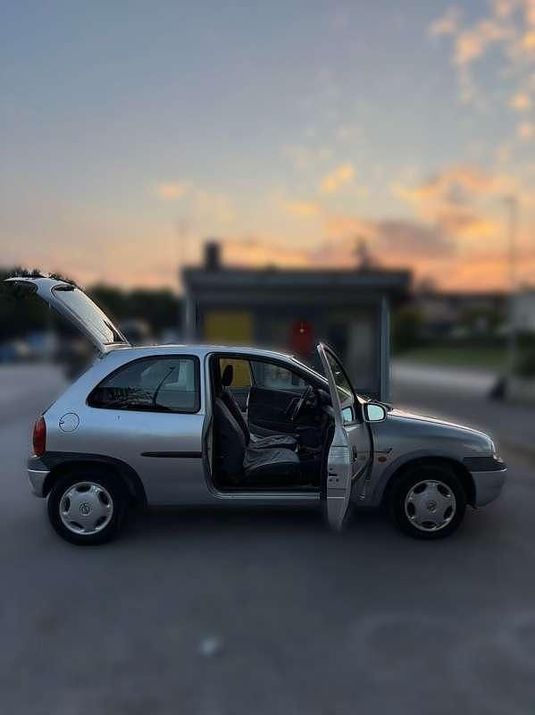 Usata Opel Corsa Swing 54 CV (39 kW) 1999 Grigio Berlina