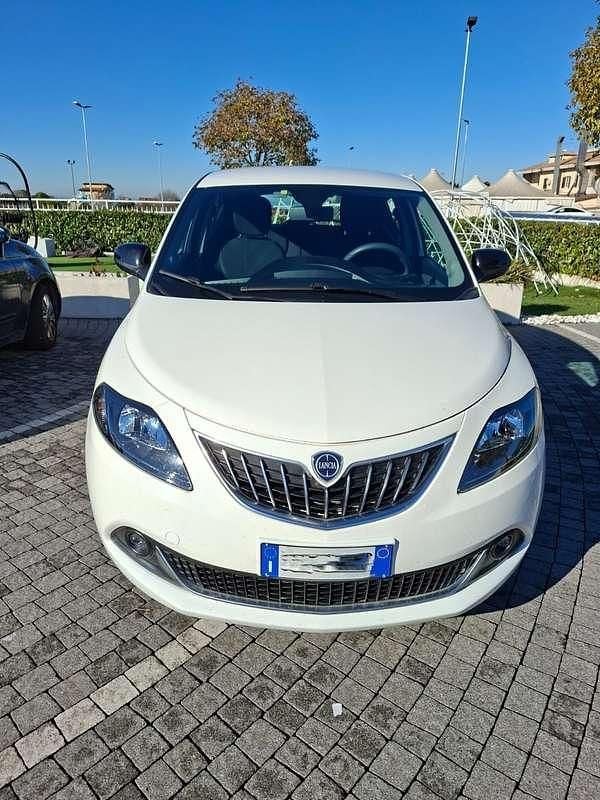 Usata Lancia Ypsilon Gold 69 CV (50 kW) 2023 Bianco Utilitaria
