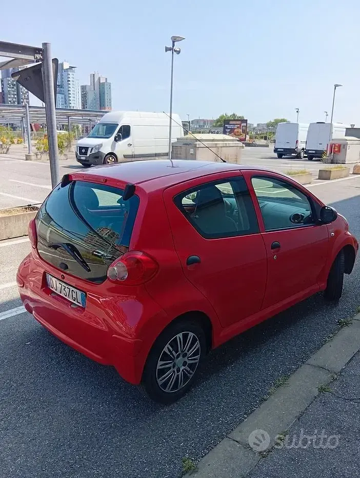 Usata Toyota Aygo 68 CV (50 kW) 2007 Rosso Utilitaria