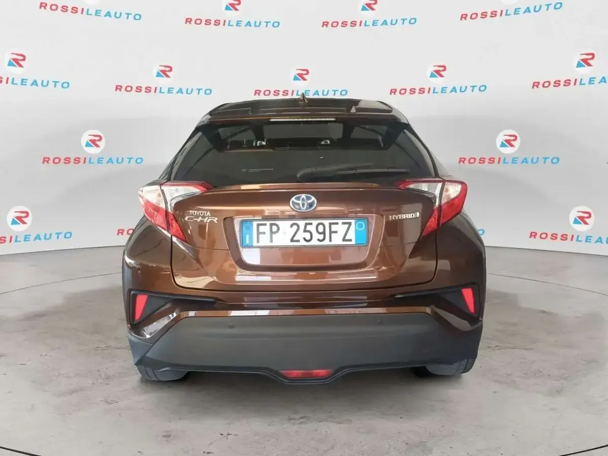 Usata Toyota C-HR Active 122 CV (89 kW) 2018 Bronzo SUV