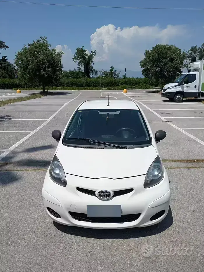 Usata Toyota Aygo 68 CV (50 kW) 2011 Bianco Utilitaria