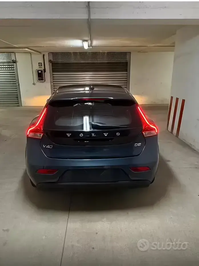 Usata Volvo V40 120 CV (88 kW) 2017 Blu Berlina