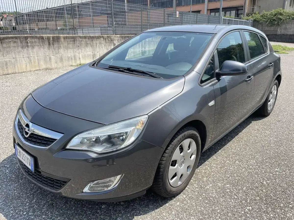 Usata Opel Astra Cosmo 101 CV (74 kW) 2012 Other Berlina