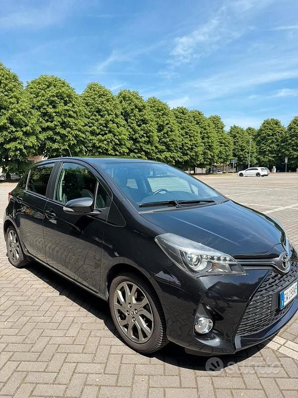 Second-hand Toyota Yaris Style 99 CP (72 kW) 2014 Negru Hatchback