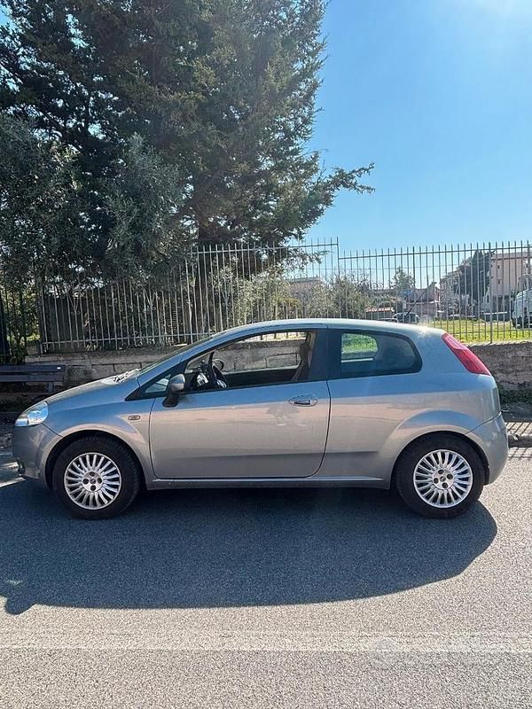 Usata Fiat Grande Punto 75 CV (55 kW) 2007 Grigio Utilitaria