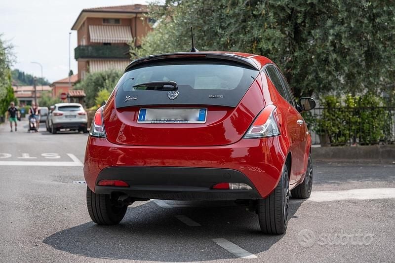 Usata Lancia Ypsilon 70 CV (51 kW) 2023 Rosso Utilitaria