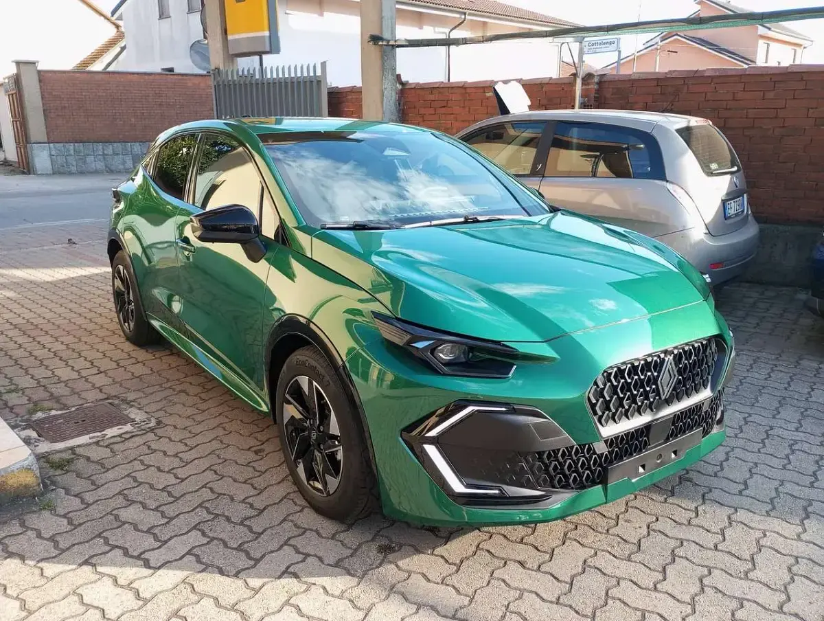 Nuova Renault Clio V Evolution 120 CV (88 kW) 2025 Verde Berlina
