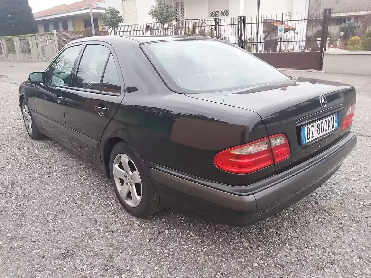 Usata Mercedes E240 136 CV (100 kW) 2002 Nero Berlina
