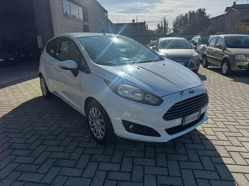 Usata Ford Fiesta Titanium 75 CV (55 kW) 2014 Bianco Utilitaria