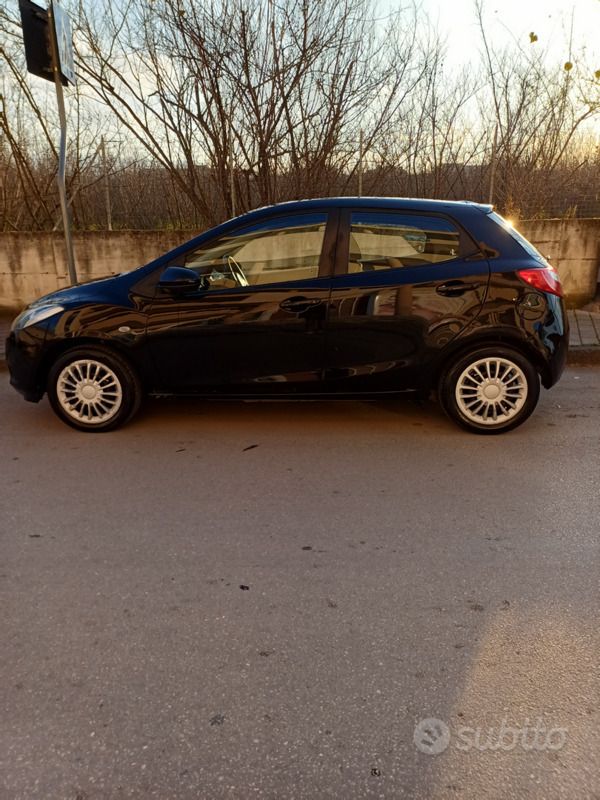 Usata Mazda 2 75 CV (55 kW) 2010 Nero Utilitaria