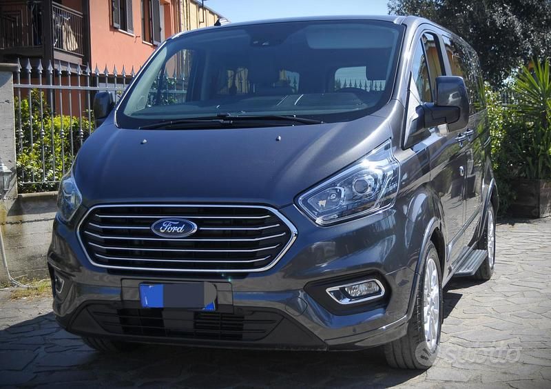 Grigio Usata 2021 Ford Tourneo Titanium Monovolume | 29.999 € (Buon prezzo) - Immagine 1/4