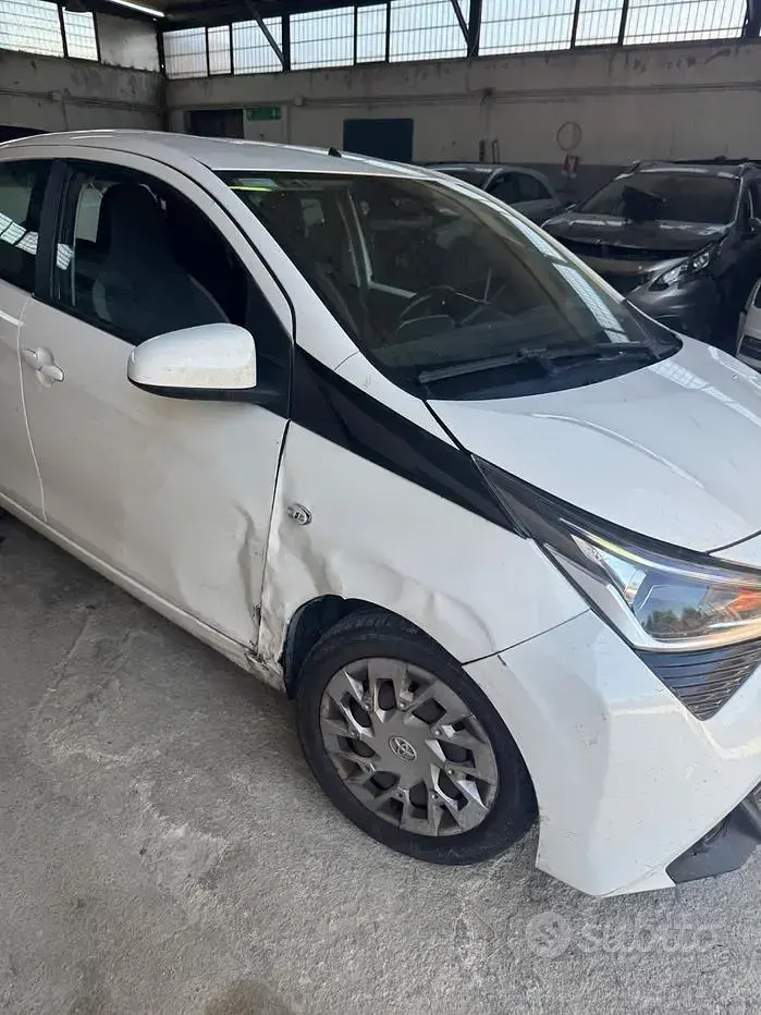 Usata Toyota Aygo Business Edition 69 CV (50 kW) 2018 Bianco Utilitaria