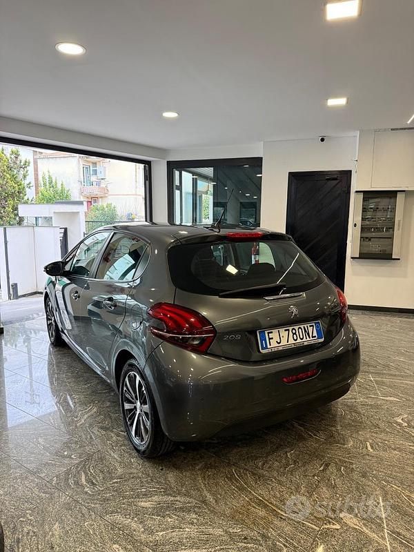 Usata Peugeot 208 Allure 75 CV (55 kW) 2017 Grigio Utilitaria