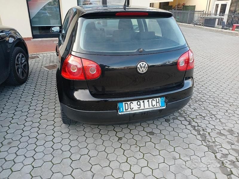 Usado VW Golf V 105 CV (77 kW) 2007 Negro Utilitario