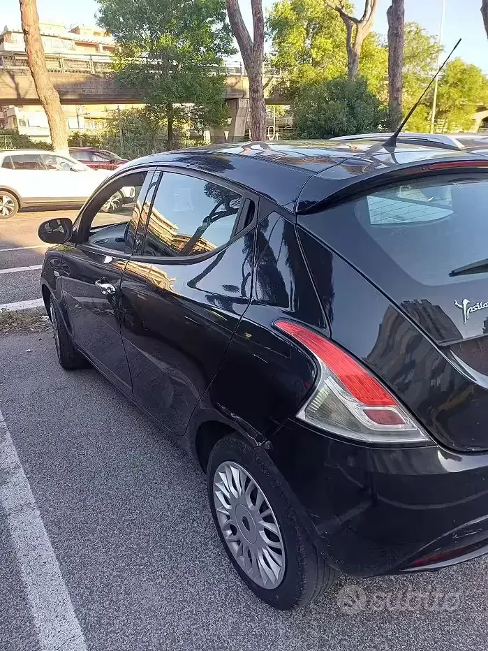 Usata Lancia Ypsilon 69 CV (50 kW) 2017 Nero Utilitaria