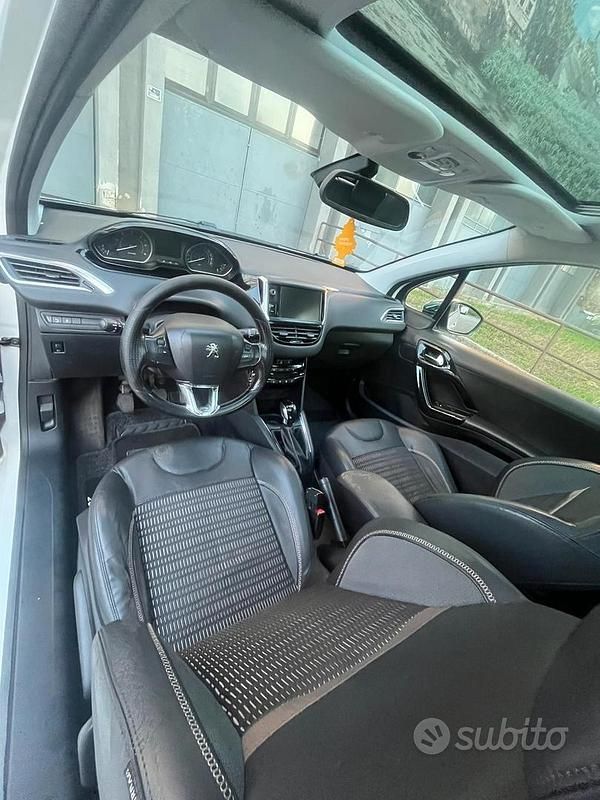Bianco Usata 2012 Peugeot 208 Allure Due volumi | 4000 € (Buon prezzo) - Immagine 1/4