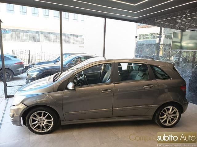 Usata Mercedes B200 Premium 140 CV (102 kW) 2011 Grigio scuro Monovolume