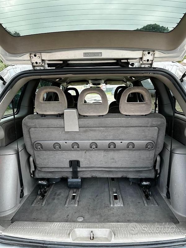 Usata Chrysler Voyager 143 CV (105 kW) 2002 Grigio Monovolume