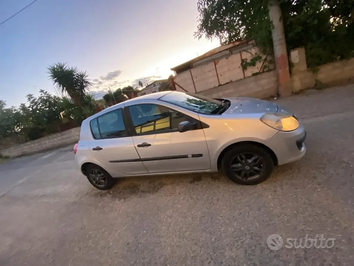 Usata Renault Clio 78 CV (57 kW) 2005 Grigio Utilitaria