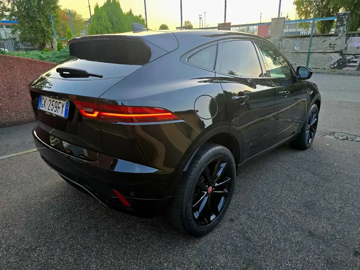 Usata Jaguar E-Pace R-Dynamic 163 CV (119 kW) 2022 Santorini black metallizzato SUV