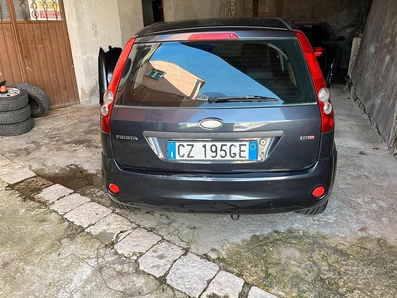 Usata Ford Fiesta 69 CV (50 kW) 2006 Grigio Utilitaria