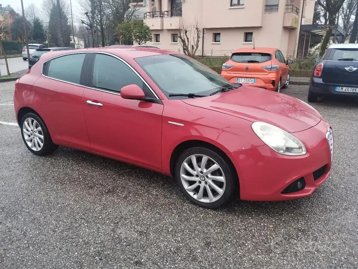 Usata Alfa Romeo Giulietta 105 CV (77 kW) 2011 Rosso Utilitaria