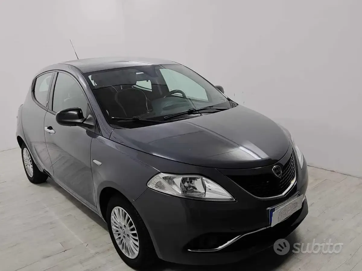 Usata Lancia Ypsilon Gold 69 CV (50 kW) 2016 Grigio scuro Utilitaria