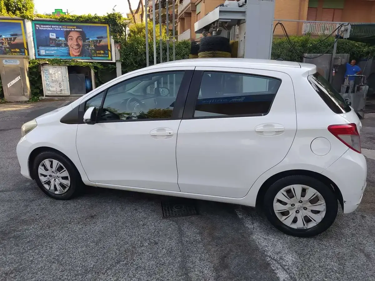 Usata Toyota Yaris Lounge 69 CV (50 kW) 2013 Bianco Utilitaria