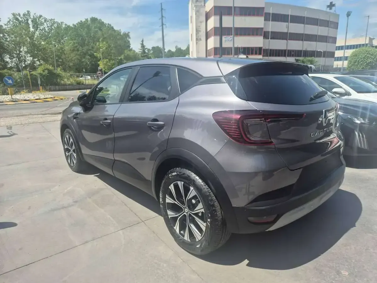 Usata Renault Captur Evolution 101 CV (74 kW) 2024 Grigio SUV