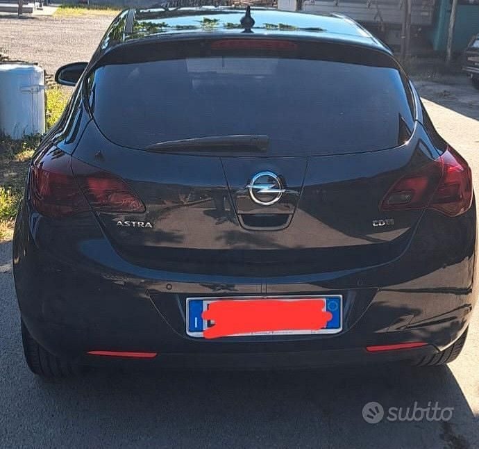 Usata Opel Astra 125 CV (91 kW) 2011 Nero Berlina