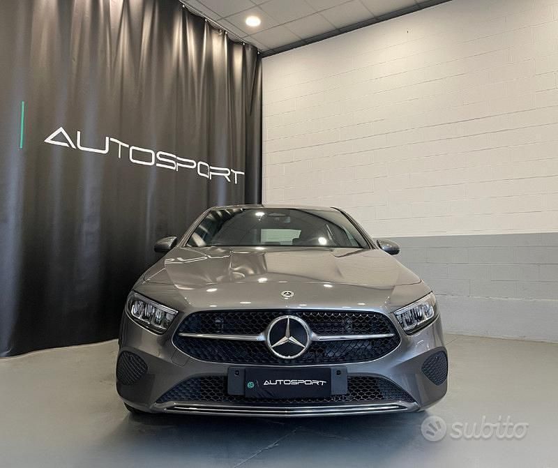 Usata Mercedes A180 Advanced 136 CV (100 kW) 2023 Grigio scuro Berlina