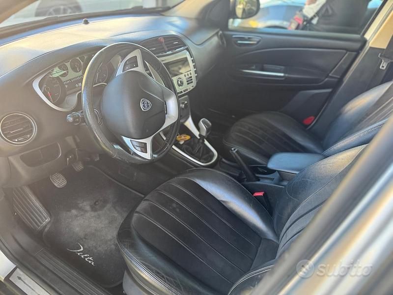 Usata Lancia Delta 120 CV (88 kW) 2012 Grigio Utilitaria