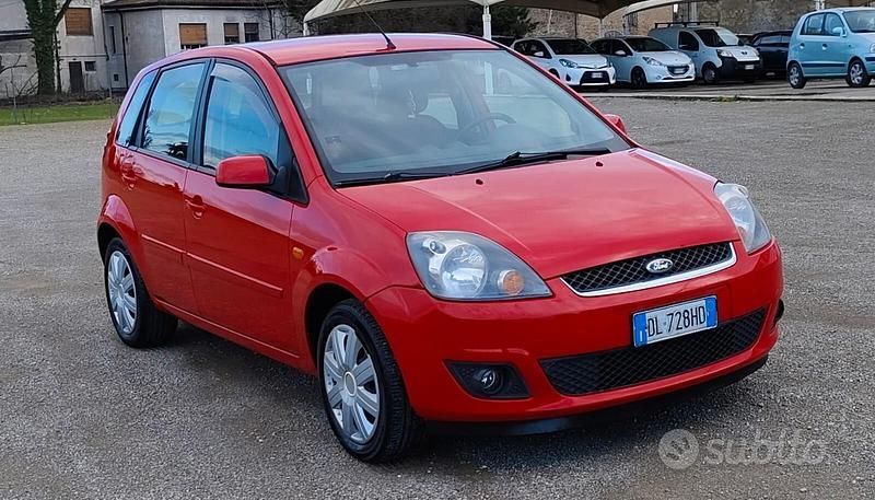 Usata Ford Fiesta Ghia 68 CV (50 kW) 2007 Rosso Utilitaria