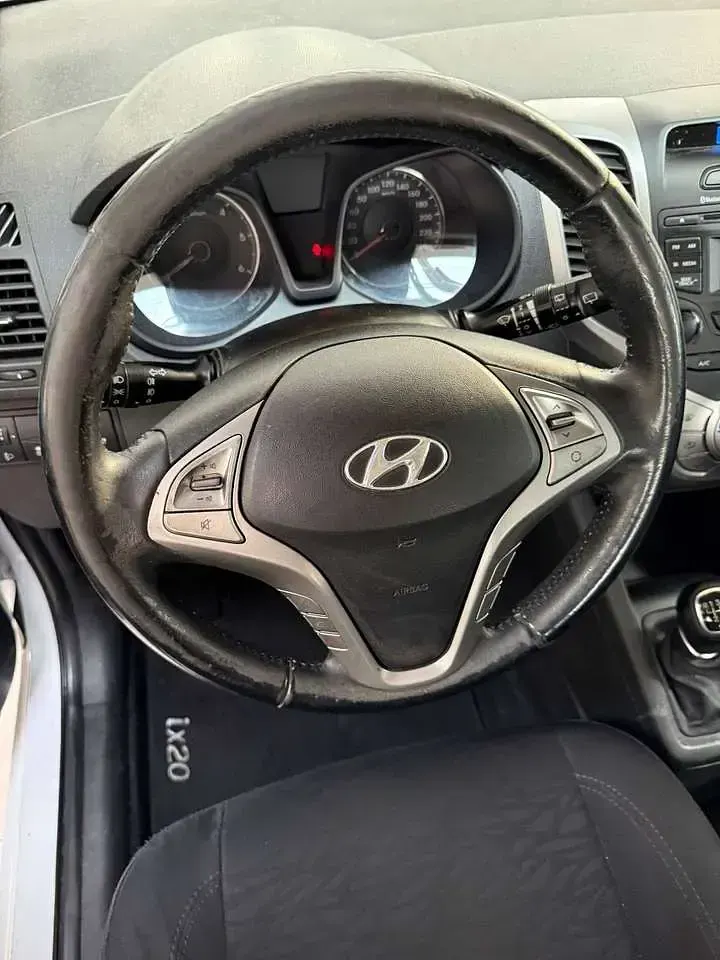 Begagnad Hyundai ix20 Comfort 90 HK (66 kW) 2011 Vit Halvkombi