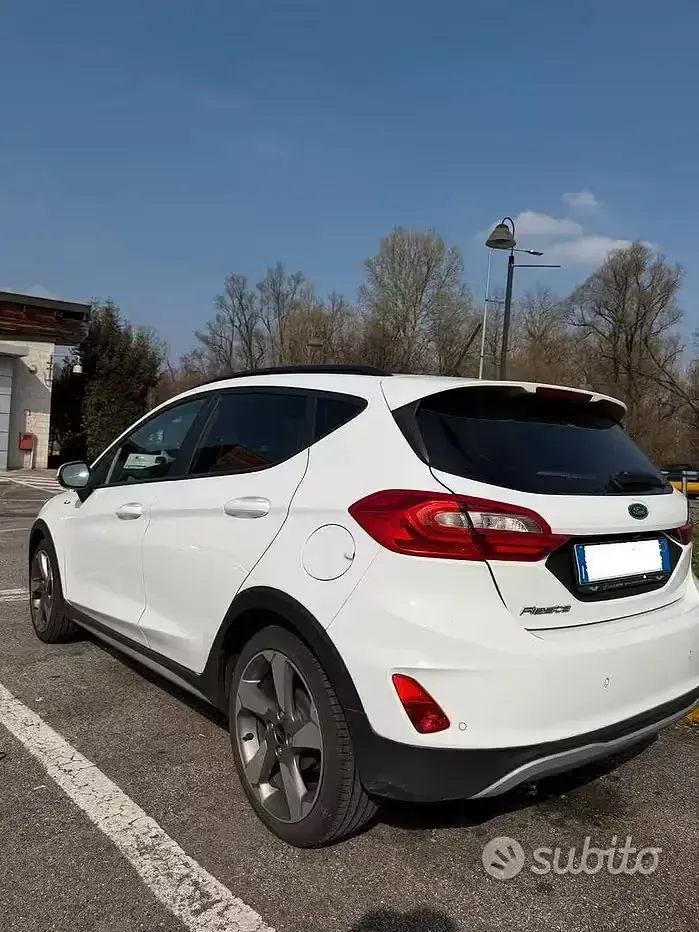 Usata Ford Fiesta Active 86 CV (63 kW) 2018 Bianco Utilitaria