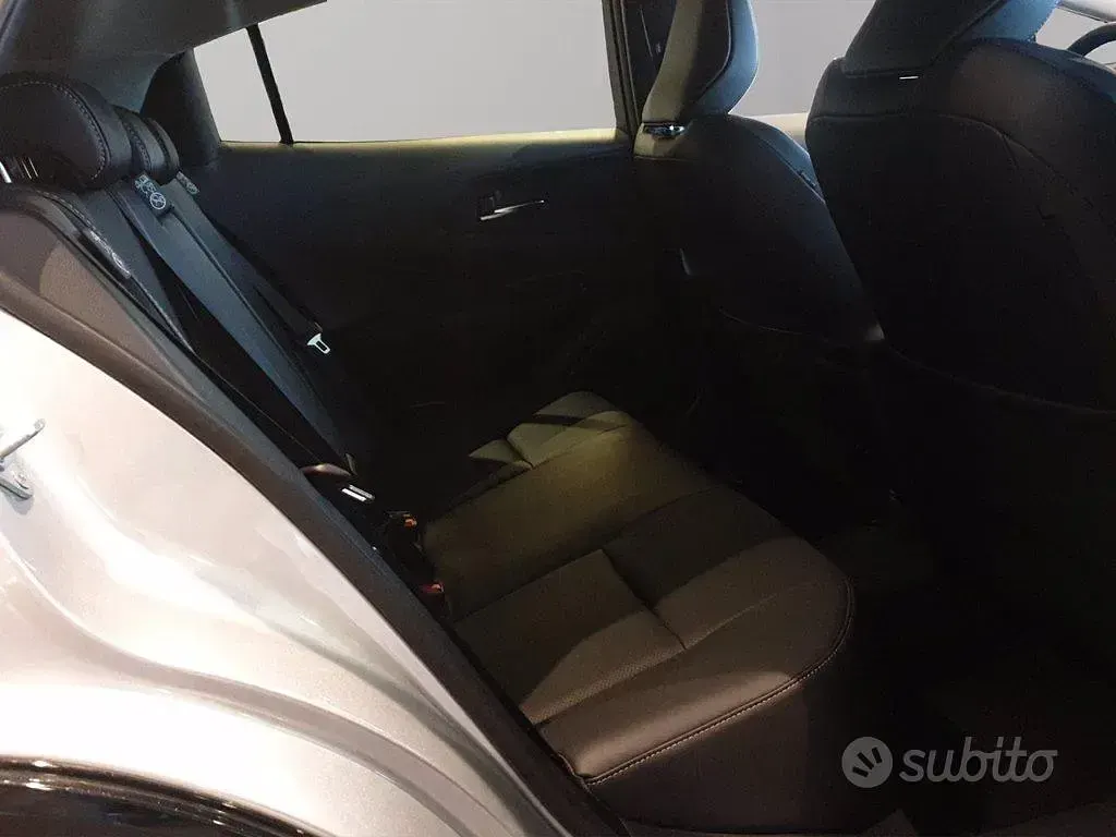 Nuova Toyota Prius Lounge+ 223 CV (164 kW) 2026 Grigio Utilitaria