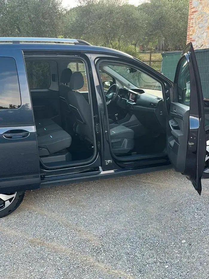 Usata Ford Tourneo 122 CV (89 kW) 2023 Monovolume