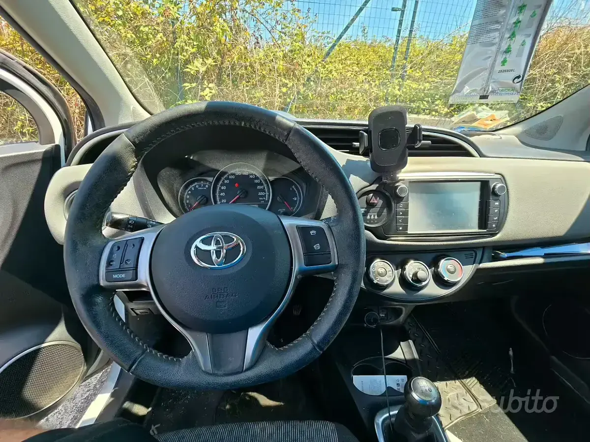 Usata Toyota Yaris Active 69 CV (50 kW) 2015 Bianco Berlina