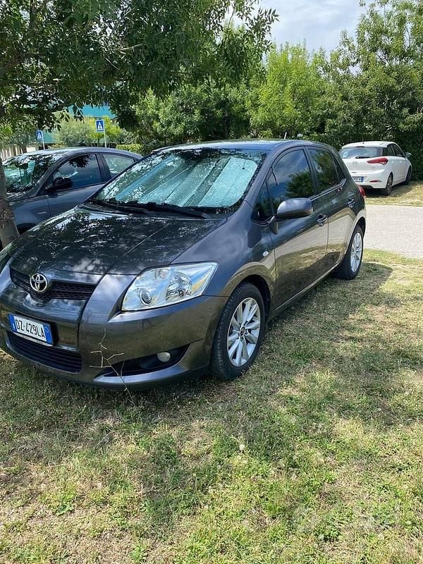 Grigio Usata 2009 Toyota Auris Due volumi | 8500 € (Cara) - Immagine 1/4