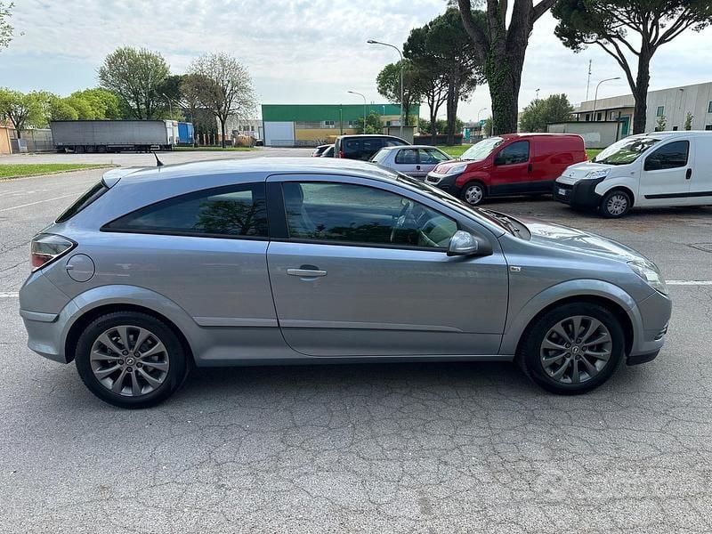Usata Opel Astra GTC Enjoy 115 CV (84 kW) 2009 Grigio Coupé