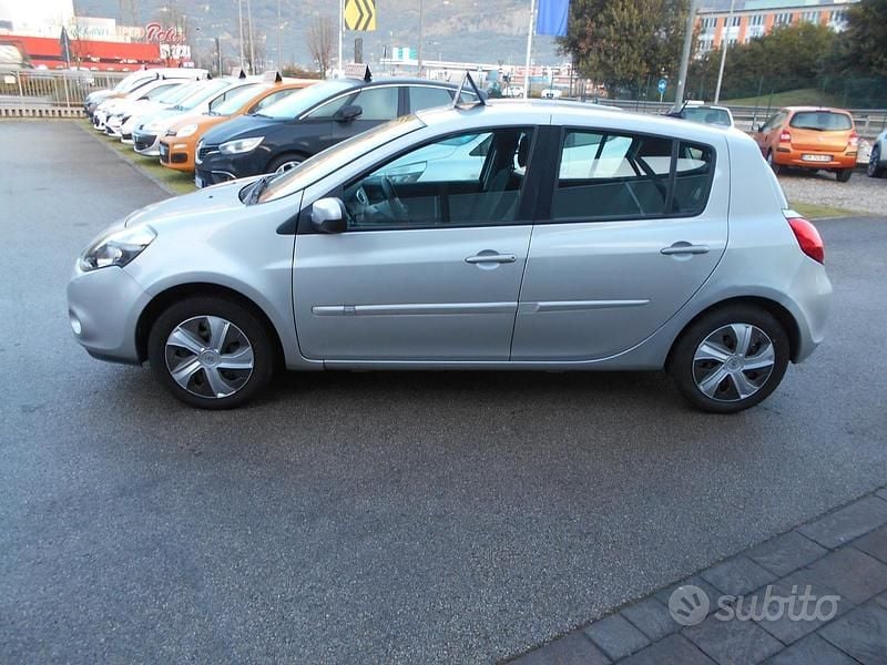 Grigio Usata 2010 Renault Clio II Due volumi | 5900 € (Molto cara) - Immagine 1/4